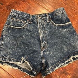 Natural rise shorts. Denim!